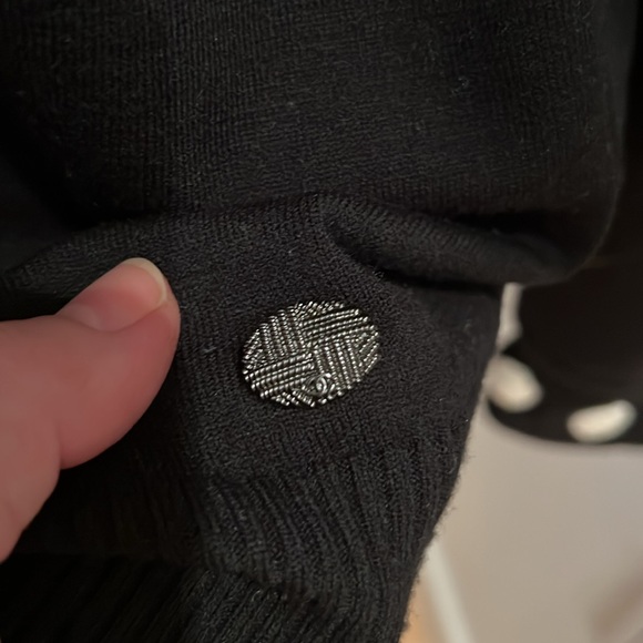 CHANEL BLACK SWEATER with White Camilla Flowers Size 40 - Picture 4 of 11